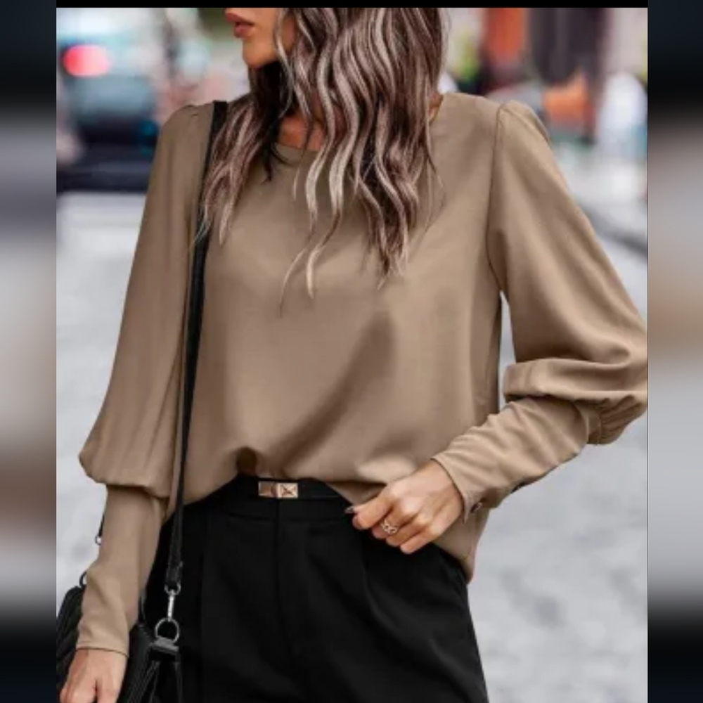 ❤️New puff sleeve button back top